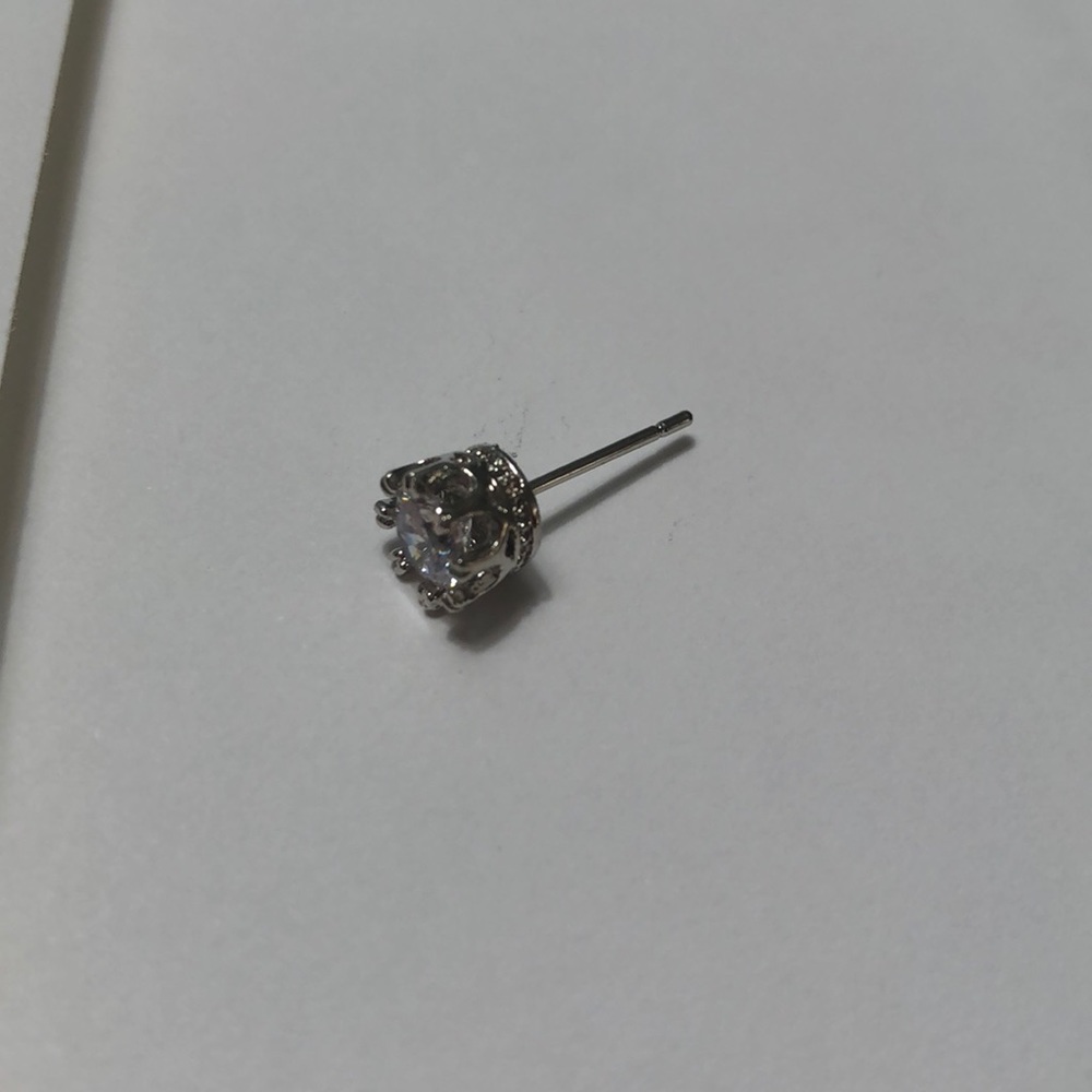 • CRYSTAL STUD EARRINGS • - Picture 3 of 3